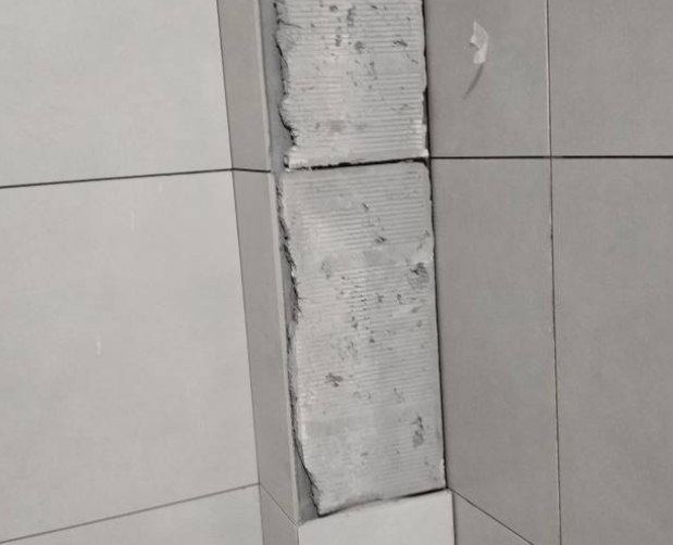 莆田市瓷砖空鼓维修公司分享下瓷砖施工前基层浇水润湿程度不足，可能导致以下问题